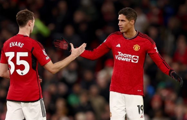 Il Manchester United è in crisi difensiva: fuori Varane ed Evans